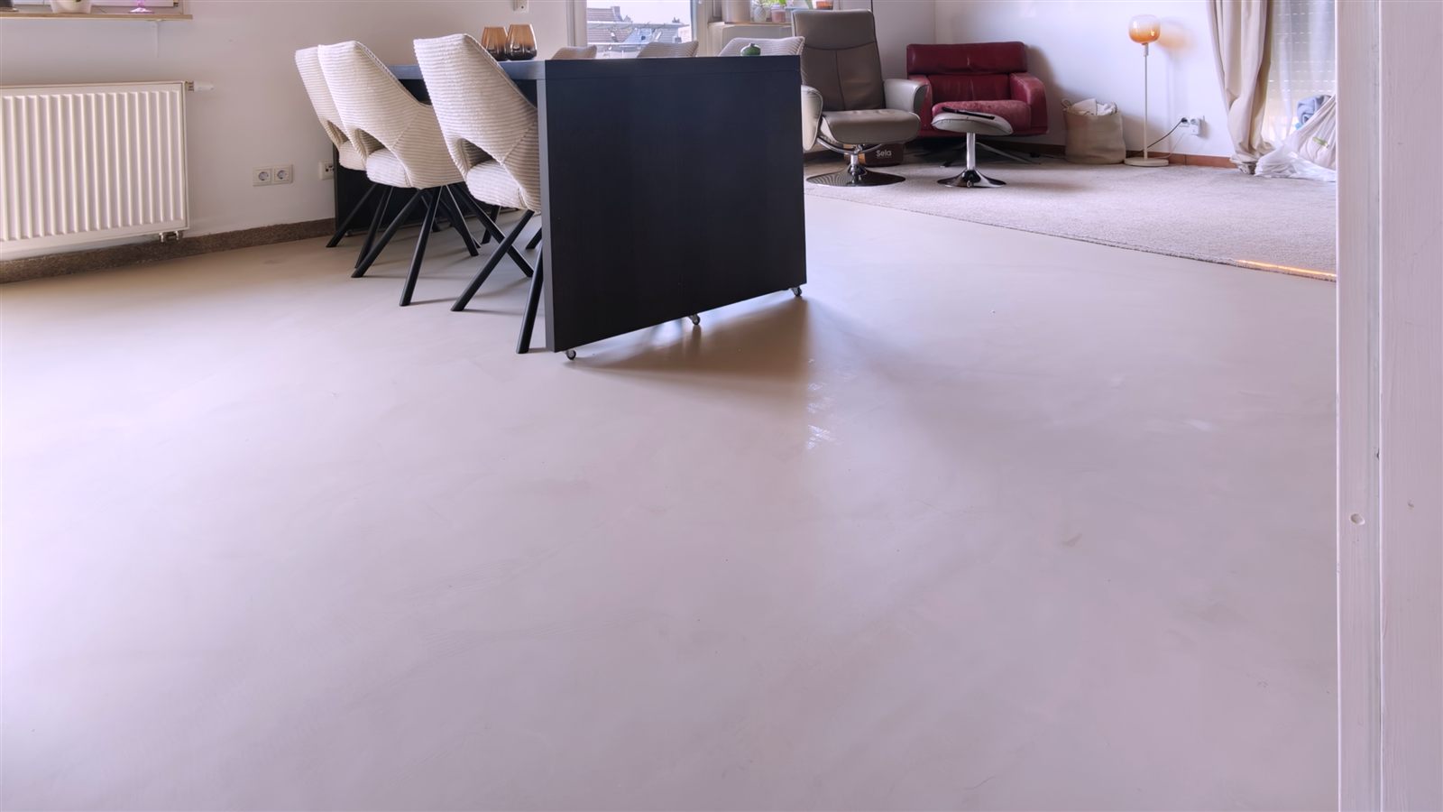 Matter PU-Boden mit präzisem Übergang zum Teppichboden im Wohnbereich
