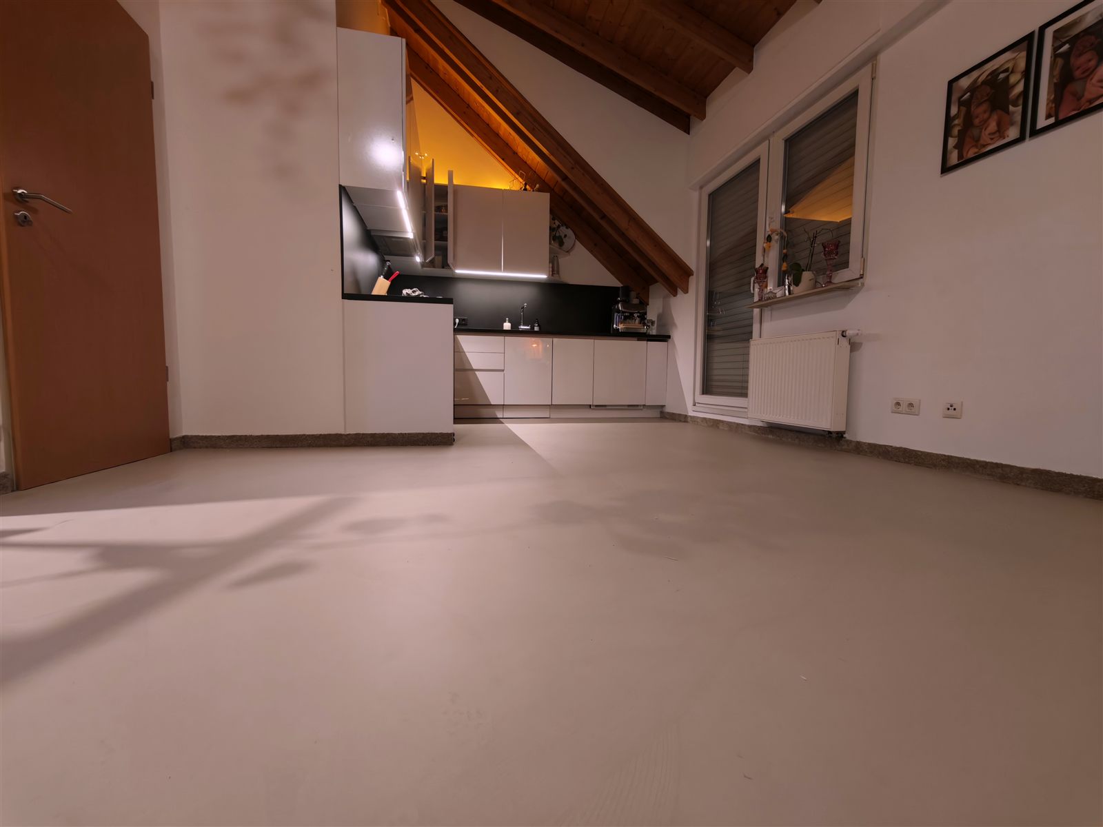 Frisch beschichtete PU-Fläche am Abend